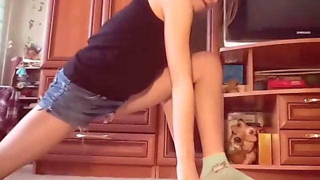 Как сесть на шпагат) смотреть онлайн
