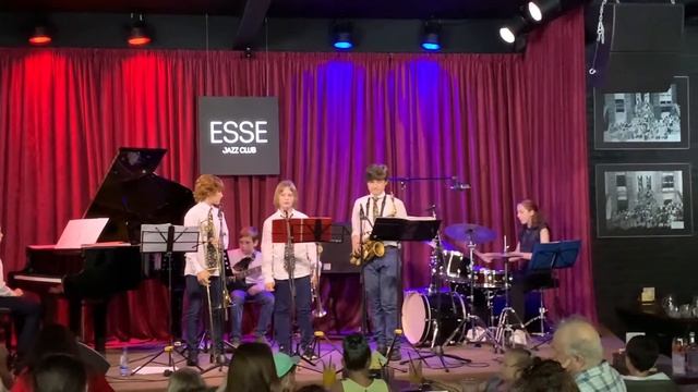 B.Goodman-C.Webb-E.Sampson-A.Razaf - "Stompin' at the Savoy" смотреть онлайн
