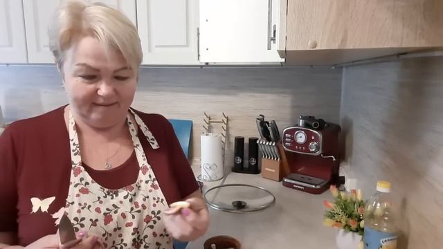 У НАС НА ОБЕД ЖАРЕНАЯ КАРТОШКА С ЛИСИЧКАМИ И ЛИСИЧКИ В СМЕТАНЕ. смотреть онлайн