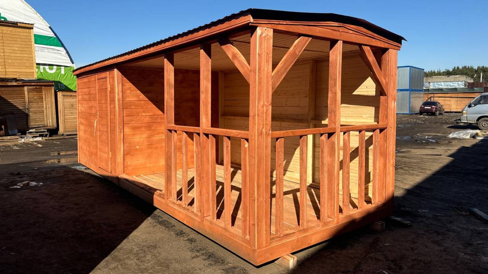 Дачная деревянная бытовка с верандой 6х2,4