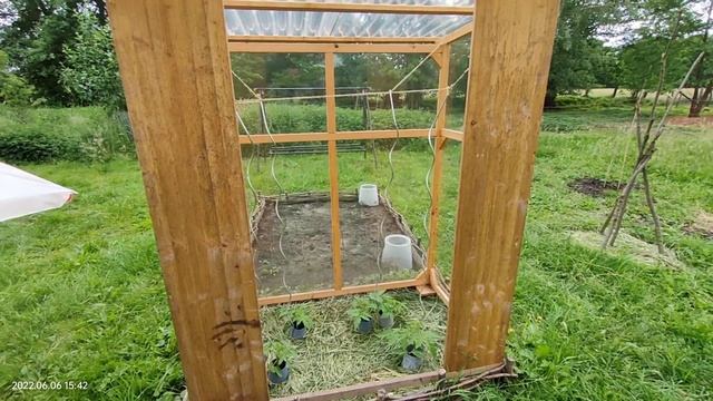 Германия. как тут выглядят местные огородики. небольшие грядки среди сорняков. самодельные парники смотреть онлайн