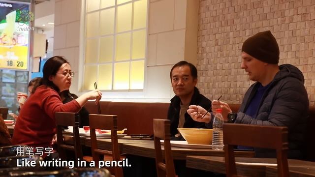 Foreigner Doesn't Know How to Use Chopsticks | Social Experiment 看到外国人吃面时不会用筷子，有人立刻开启现场教学模式（社会实验） смотреть онлайн