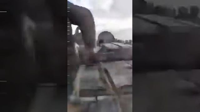 Тероборона осматривает трофейный танк | Territorial defense inspects the captured tank смотреть онлайн