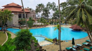 Территория и пляж Royal Palms Beach Hotel в Калутаре Шри-Ланка