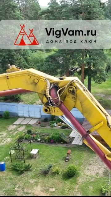 Бетононасос в работе. Как автобетононасос заливает бетон на второй этаж. смотреть онлайн