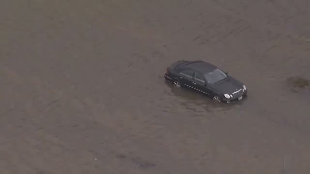 Sports Enthusiasts Wade Through Flooded Mill Valley Streets смотреть онлайн