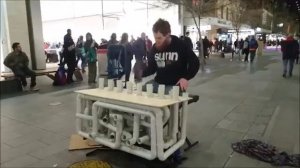 Австралийский уличный музыкант  играет техно на канализационных трубах