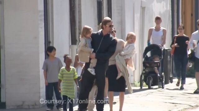 Brad Pitt-Jolie's Family Day Out смотреть онлайн