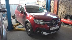 Замена передних тормозных дисков и колодок на Renault Sandero Stepway 1,6 Рено Сандеро Степвей 2020