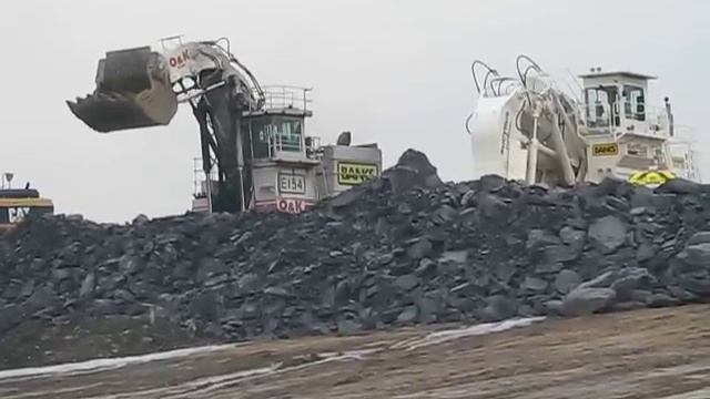 o&K terex RH 120 and a bucyrus RH 120 side by side смотреть онлайн