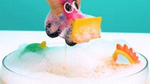 Новая песенка для детей с машинками Мокас — Кыш, пена, улетай! Купаем игрушки