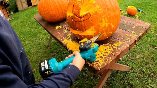 Carving Pumpkins with a Chainsaw!! смотреть онлайн