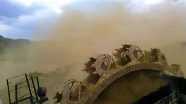 Роторный экскаватор в работе. смотреть онлайн