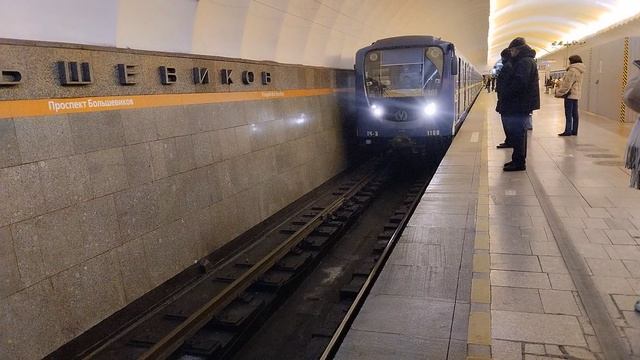 Поезд (Аквариум 81-540.5-541.5) прибывает на станцию Проспект Большевиков