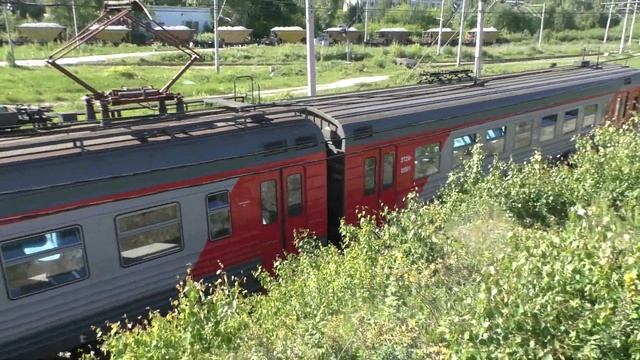 Электропоезд ЭТ2М 089 сообщением №6457 Екатеринбург Пасс. - Н.Тагил прибывает на станцию Исеть смотреть онлайн