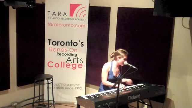 Morgan Sadler performing live at Songwriters at TARA смотреть онлайн