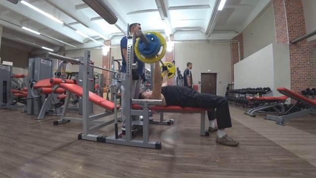 *ПОЛУЧИЛ ГАНТЕЛЕЙ ПО ЛИЦУ В СПОРТЗАЛЕ* смотреть онлайн