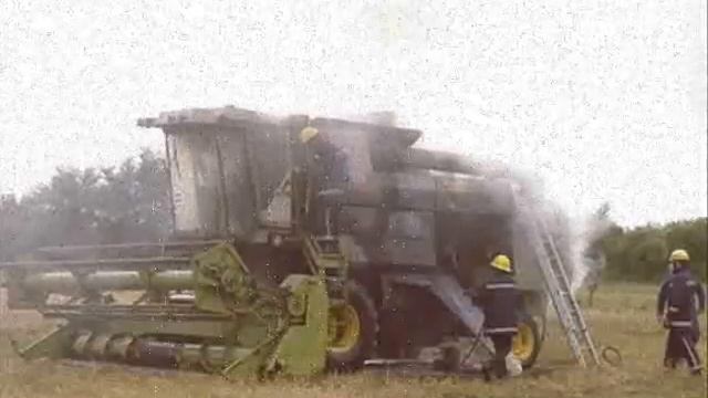 A picture Combine Harvester by the Wurzels, смотреть онлайн