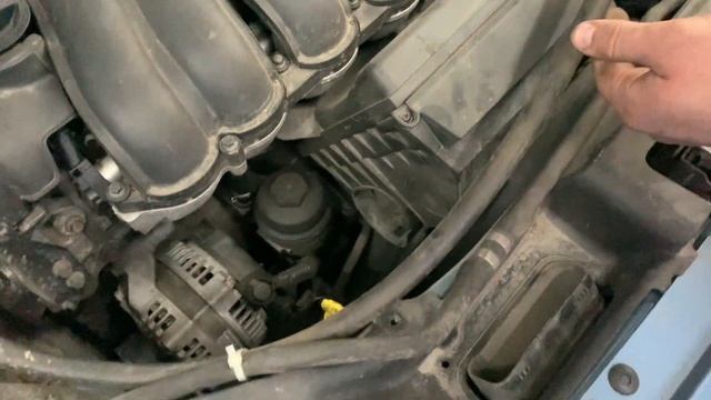 Замена бачка вентиляции картерных газов Вольво S40. смотреть онлайн
