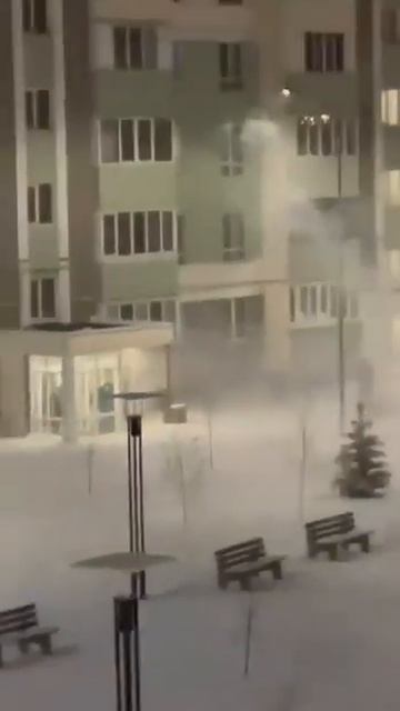 В Южном городе фейерверк чуть не попал в окна домов смотреть онлайн