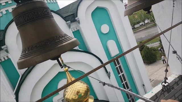 На Светлой Седмице (неделя после Пасхи) церковный устав позволяет звонить в колокола всем желающим. смотреть онлайн