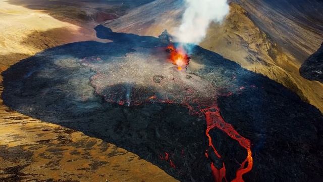 Volcano from Fagradalsfjall in Grindavik Iceland - raw footage смотреть онлайн