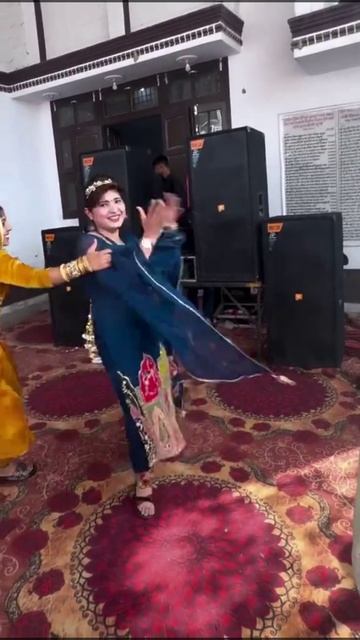 Aunties Dance At Wedding Party смотреть онлайн