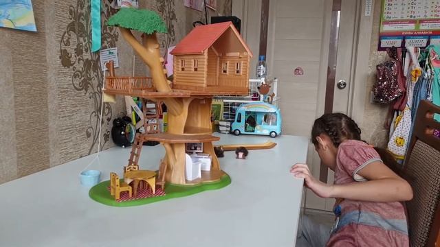 Софья играет с "Домиком на дереве" Sylvanian Families Treehouse смотреть онлайн
