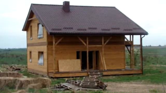 Хата з соломи, вигляд фасаду. MOV09637 смотреть онлайн