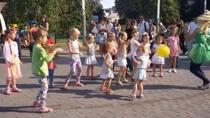 Танцуем  'Колесики, Колесики и красивый руль', 'У тети  Моти 4 сына'»