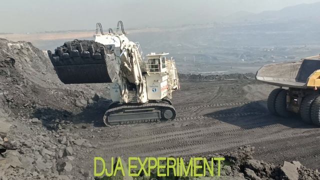 Terex RH340 Face Shovel Excavator Loading to the point 240 Komatsu Dumpers смотреть онлайн