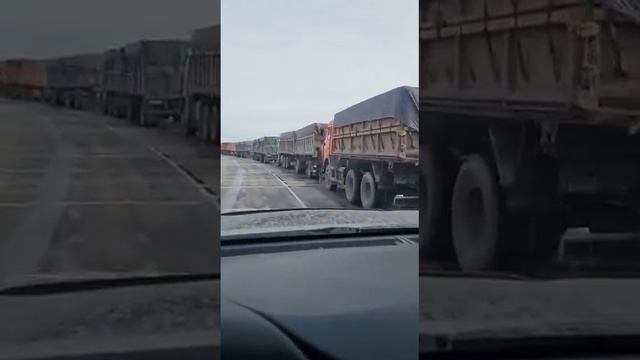 Очередь фур с зерном на границе Казахстана и России смотреть онлайн