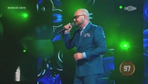 Солист группы ViVA Николай Тимохин поднял всю сотню на шоу «Ну-ка, все вместе!»