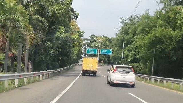 BISNIS JALAN TOL BIKIN KAYA JUSUF HAMKA Kita tiap hari bayar tiket jalan tolnya @harihariwalk_ID смотреть онлайн