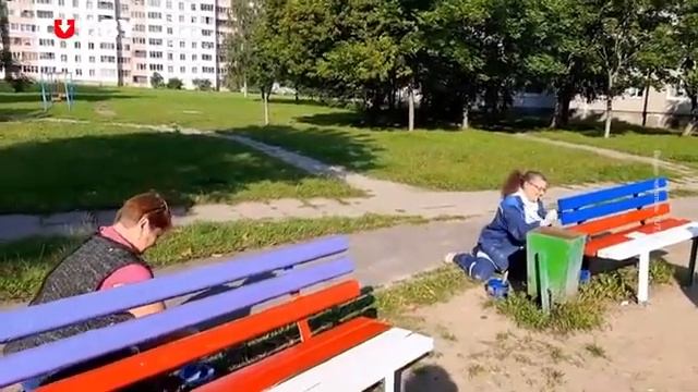 В Малиновке работницы ЖЭСа закрашивают лавки, которые люди выкрасили в цвета БЧБ-флага. смотреть онлайн