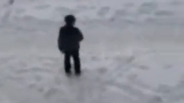 Два поцана кидют снежками в машины смотреть онлайн