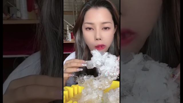залипательный мукбанг поедание жёсткого льда кореянкой! смотреть онлайн