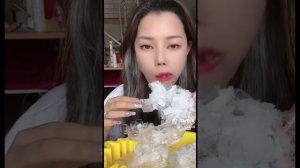 залипательный мукбанг поедание жёсткого льда кореянкой!