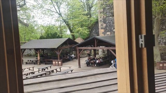 Древний замок: прогулка по парку, виды снаружи, внутреннее убранство. смотреть онлайн