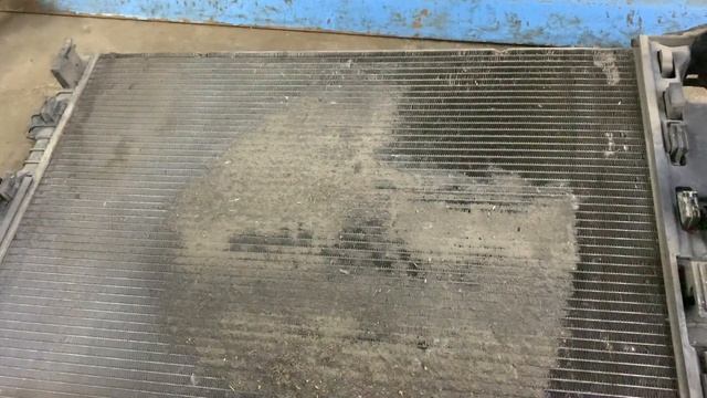 Мойка радиатора и ремонт шпилек коллектора на VOLVO S80. смотреть онлайн