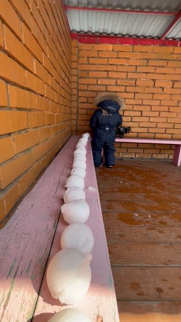 Володя на площадке детского сада. Володе 3,5 года. Снежки смотреть онлайн