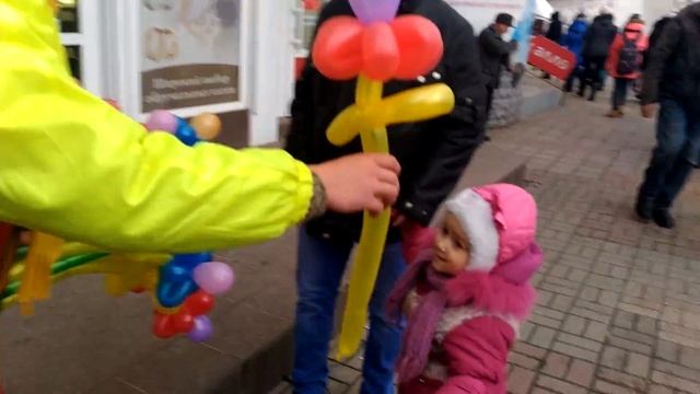 Клоун Элик дарит людям цветочки из шариков / Clown Elik gives people flowers-balloons смотреть онлайн
