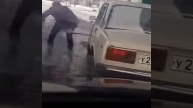 Как открыть автомобиль топором и ломом смотреть онлайн