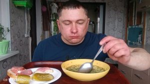 мукбанг/обжор/суп с лапшой,бутерброды с колбасой,соленья/