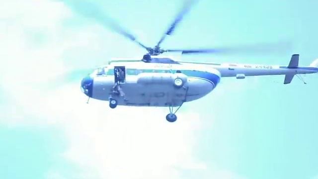 Десантник-пожарный завис при спуске с вертолёта Ми-8 смотреть онлайн
