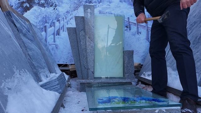 Испытание стелы (надгробия памятника) из безопасного ударопрочного стекла (молоток) #shorts смотреть онлайн