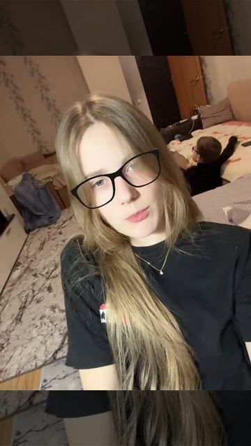 Я играю с ее 🐱