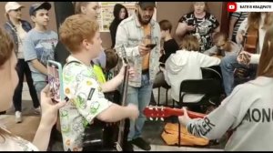 В холле кинотеатра Совкино исполнили Король и Шут "Кукла колдуна"😱