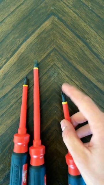Tool Review: Milwaukee 1000v Insulated Screwdrivers смотреть онлайн
