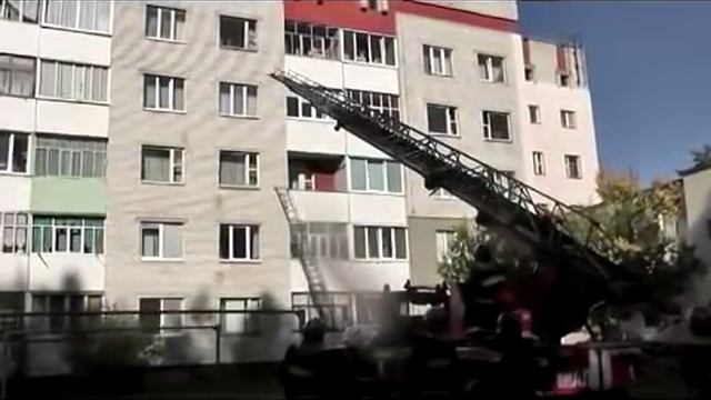 В Светлогорске дети стояли на подоконнике пятого этажа: спасатели развернули автолестницу смотреть онлайн